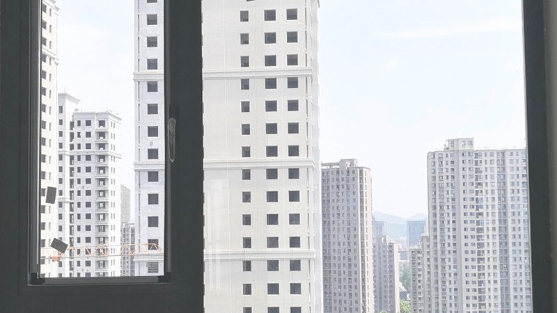 为了避免门窗安装过程中出现划痕，可以采取以下预防措施：